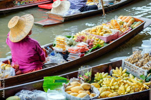 Damnoen Saduak floating market, The famous attractions of Ratchaburi. It is the most famous floating market in Thailand and is known for tourists around the world. © chiradech