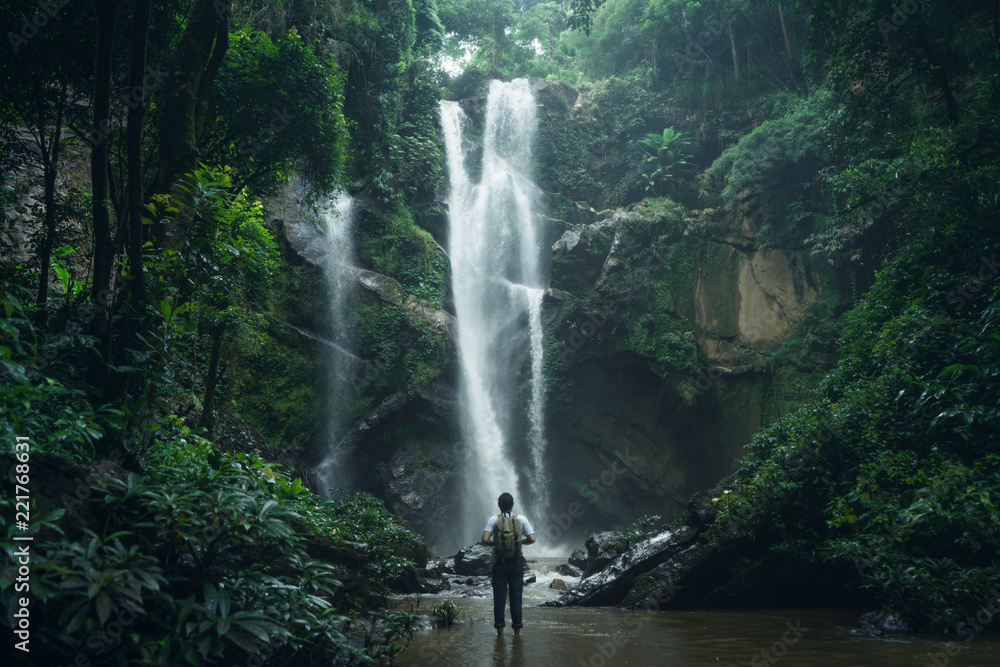 Fototapeta premium Wodospad Wodospad w przyrodzie podróż wodospad mok fah