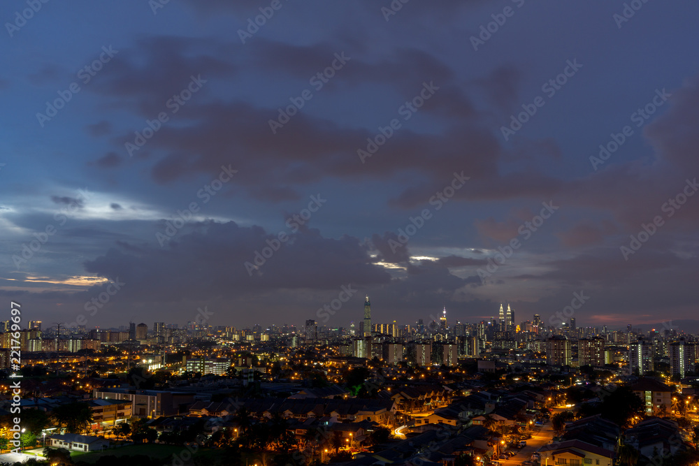 Obraz premium View of cloudy sunset over downtown Kuala Lumpur, Malaysia