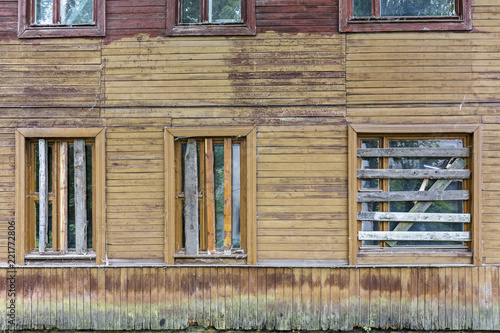 Obraz na plátně old abandoned and destroyed wooden house facade