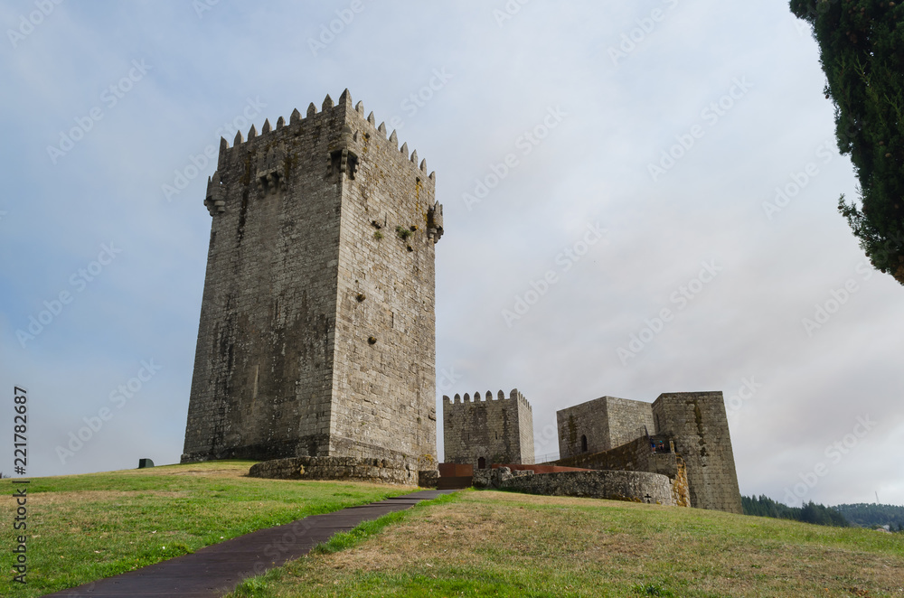Castillo de Montalegre con humo de un incendio. Portugal.