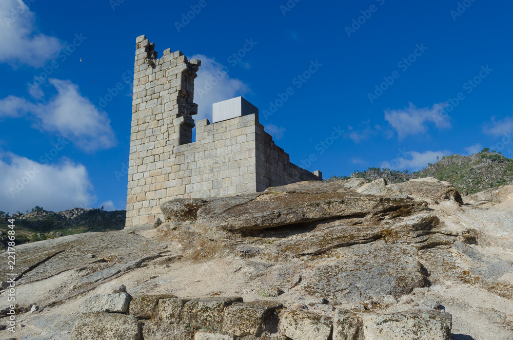 Restos de la torre del castillo de la aldea histórica de Castelo Novo, Portugal.