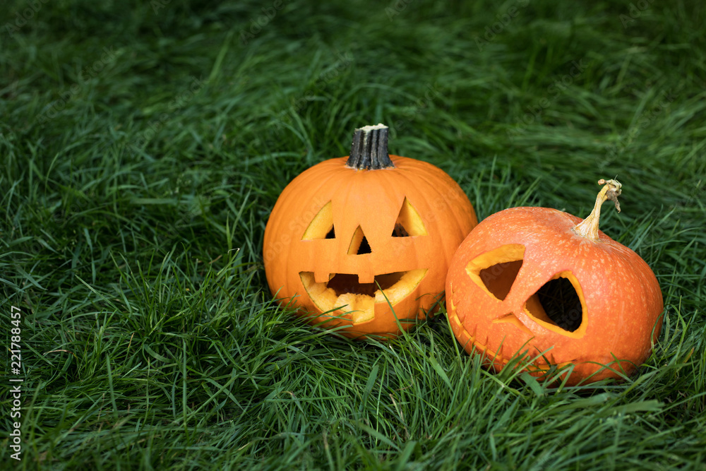 Obraz premium halloween pumpkin on grass. jack-o-lantern