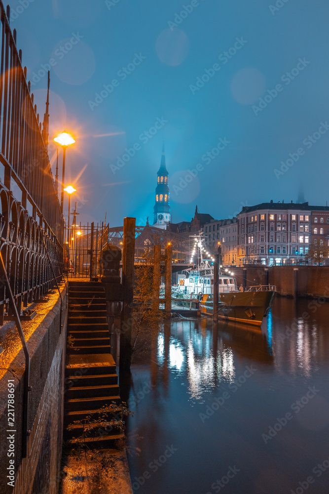 Kirche Hamburg bei Nacht mit Boot der Küstenwache am Zottkanal