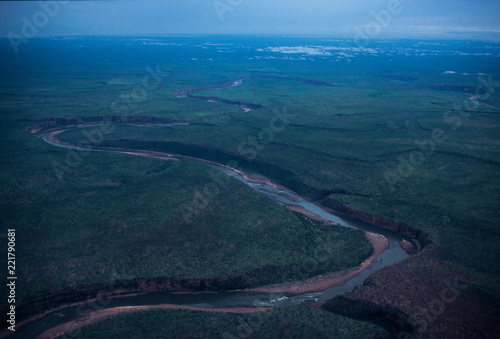 Tableau sur toile Veduta aerea di un fiume serpentino in un ambiente selvaggio e sconfinato - Dur