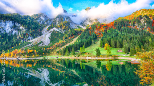 Fototapeta Naklejka Na Ścianę i Meble -  Beautiful view of idyllic colorful autumn scenery in Gosausee lake Austria