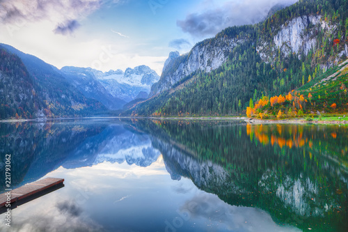 Fototapeta Naklejka Na Ścianę i Meble -  Beautiful view of idyllic colorful autumn scenery in Gosausee lake Austria