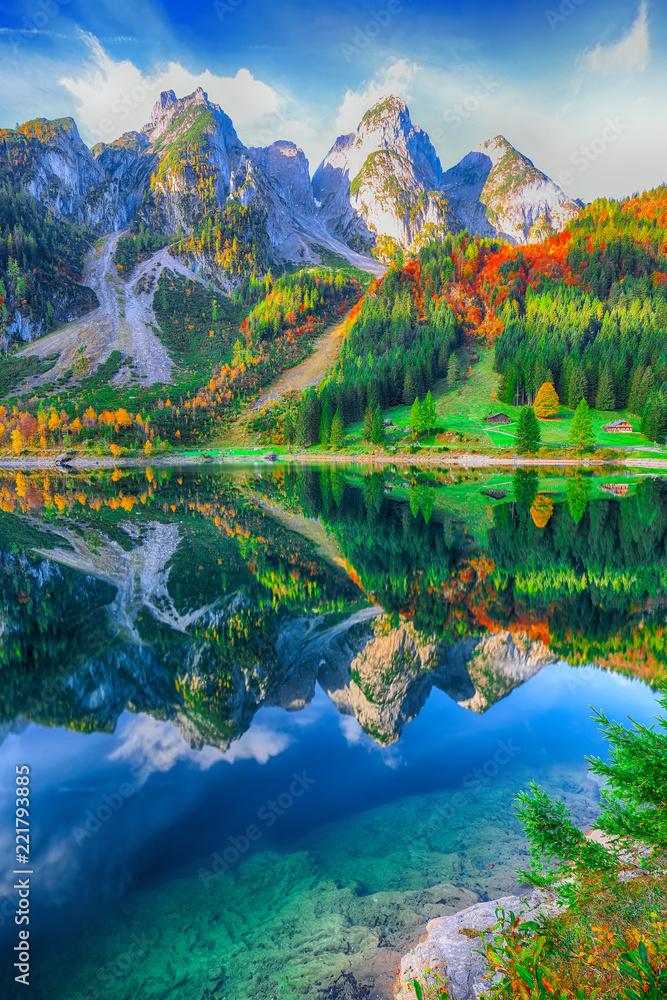 Fototapeta premium Beautiful view of idyllic colorful autumn scenery in Gosausee lake Austria