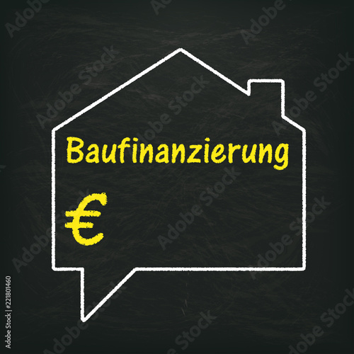 Tafel mit einer Sprechblase in Form einer Immobilie darin das Wort Baufinanzierung