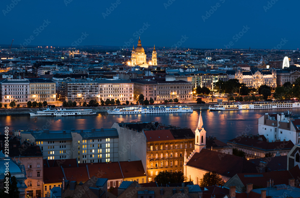 Obraz premium Budapest cityscape over Danube river at blue hour