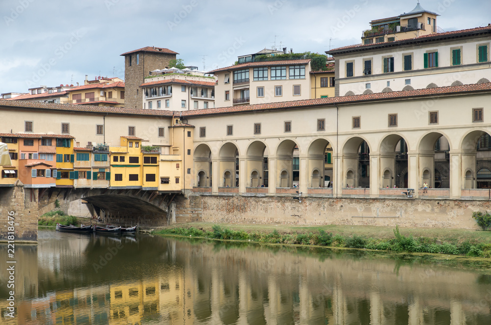 Ponte Vecchio mit Säulenhalle