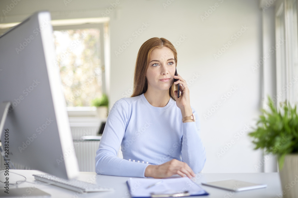 Obraz premium Businesswoman using her cell phone