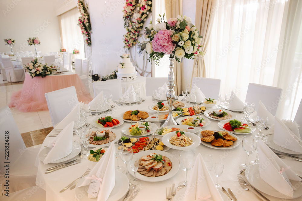 Fototapeta premium Wedding bouquet in restaurant on the table
