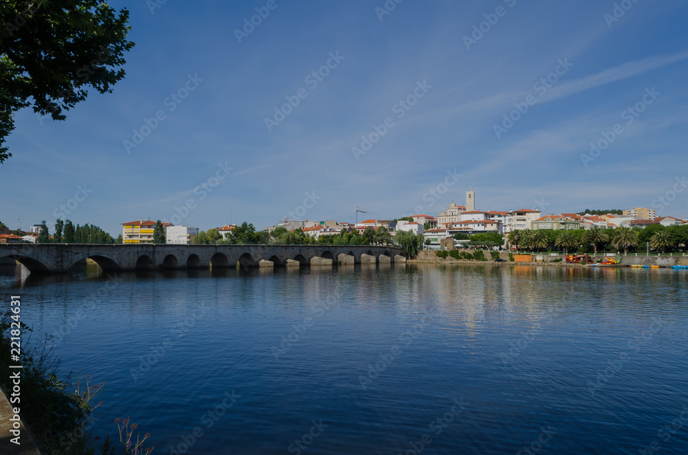 Mirandela y puente sobre el río Tua. Distrito de Bragança. Tras-os-Montes. Portugal.	