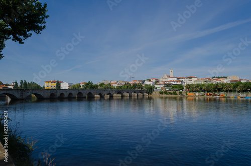 Mirandela y puente sobre el río Tua. Distrito de Bragança. Tras-os-Montes. Portugal. 