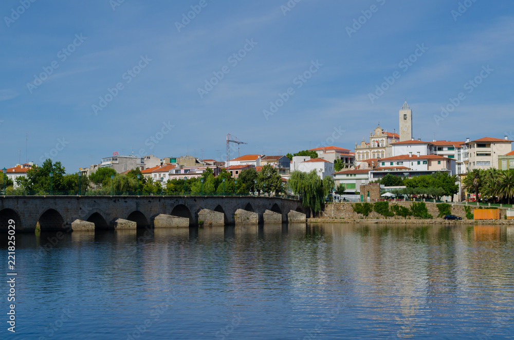 Vista de la ciudad de Mirandela. Distrito de Bragança. Tras-os-Montes. Portugal.	