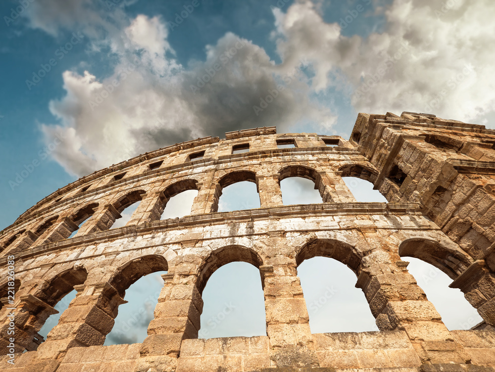 Obraz premium Pula Amphitheatre with white clouds sky, Istria, Croatia