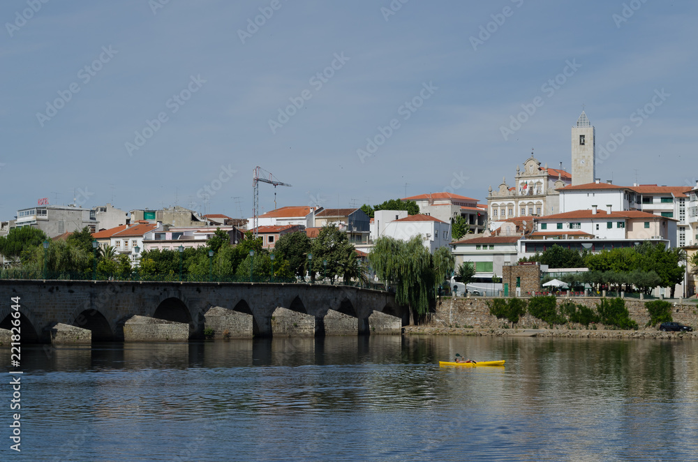 Puente sobre el río Tua en Mirandela. Distrito de Bragança. Tras-os-Montes. Portugal.