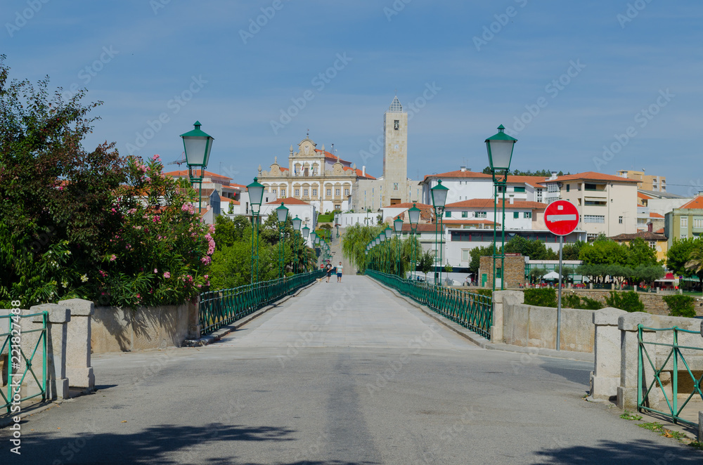 Puente sobre el río Tua en Mirandela. Distrito de Bragança. Tras-os-Montes. Portugal.