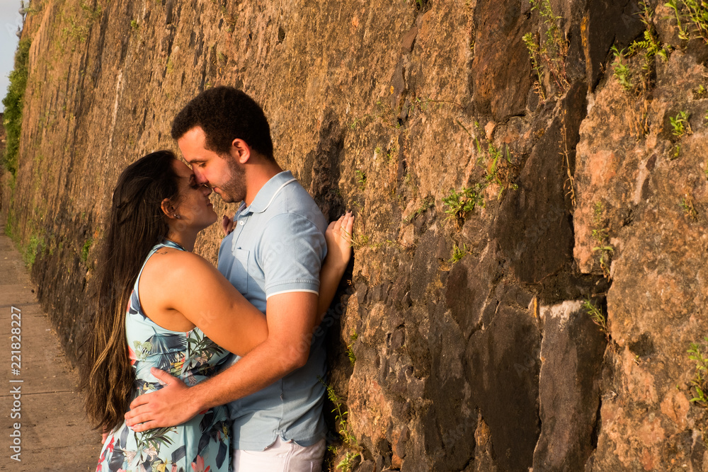 Φωτογραφία a happy couple looking at each other on the wall of a street.