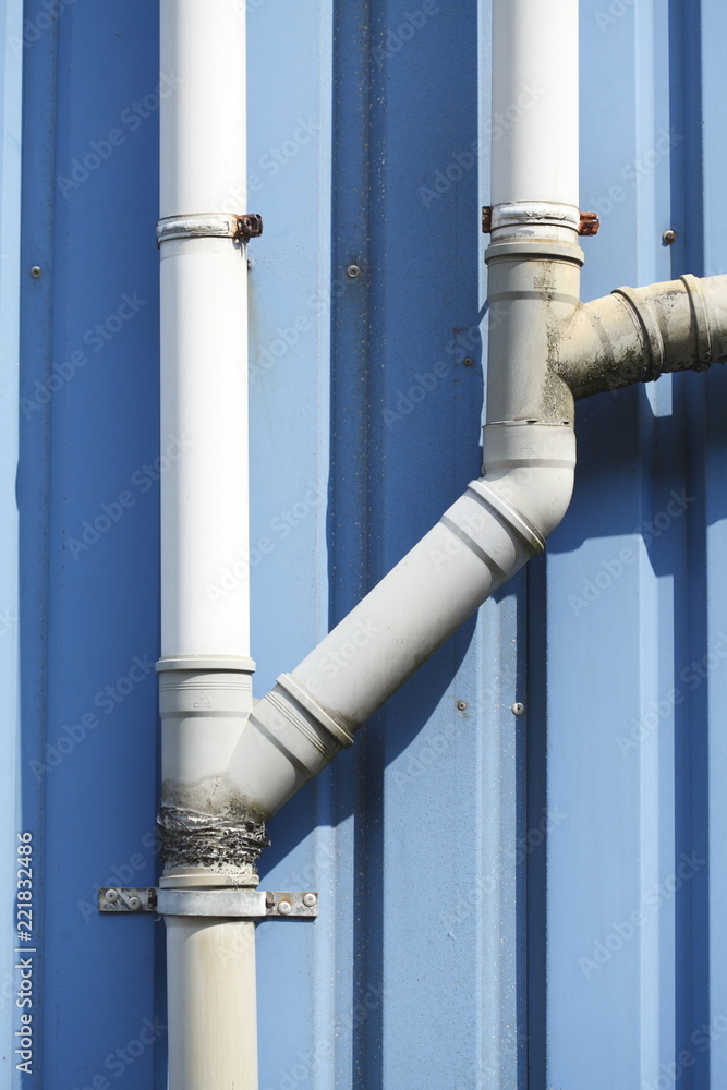 Naklejka premium altes gelbes Wasserrohr aus Metall