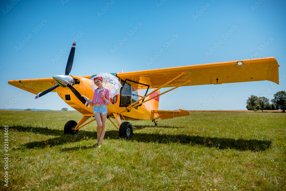 La Baby Pinup devant l'avion jaune