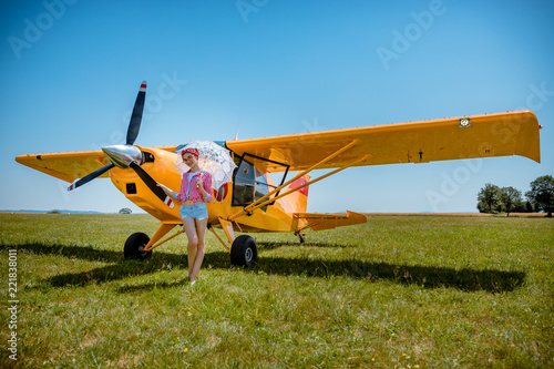 La Baby Pinup devant l'avion jaune
