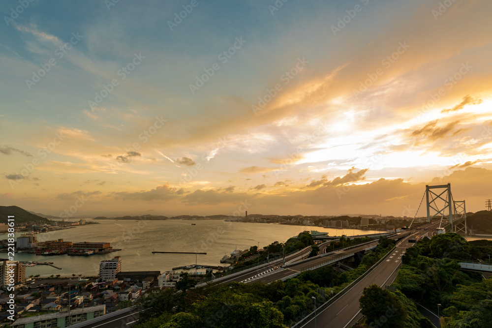 Fototapeta premium 関門海峡と関門橋の夕暮れ