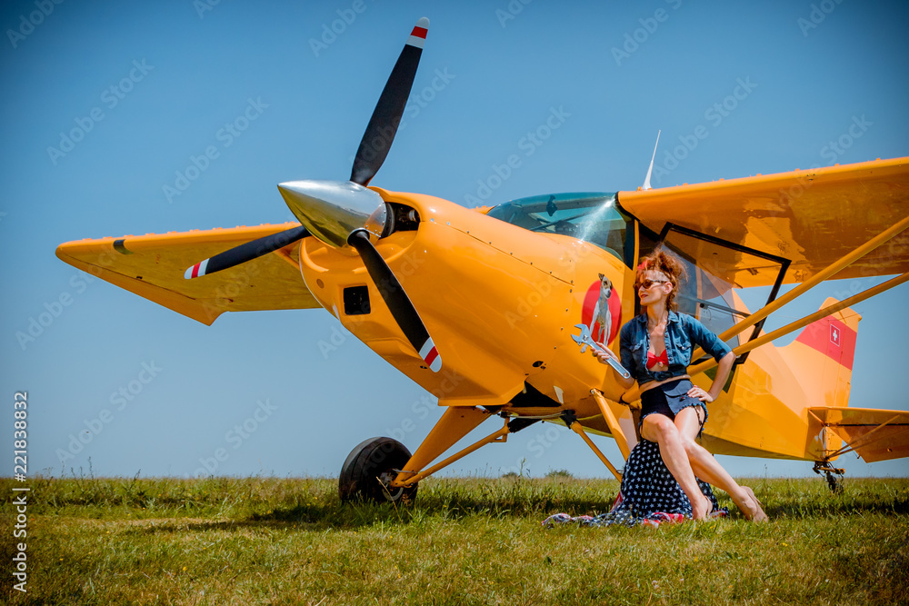 La Pinup devant l'avion jaune La Pinup devant l'avion jaune
