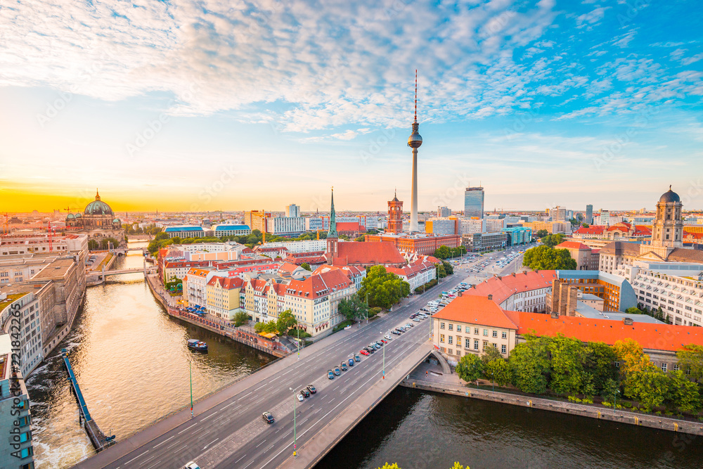 Fototapeta premium Panoramę Berlina ze Szprewą o zachodzie słońca, Niemcy