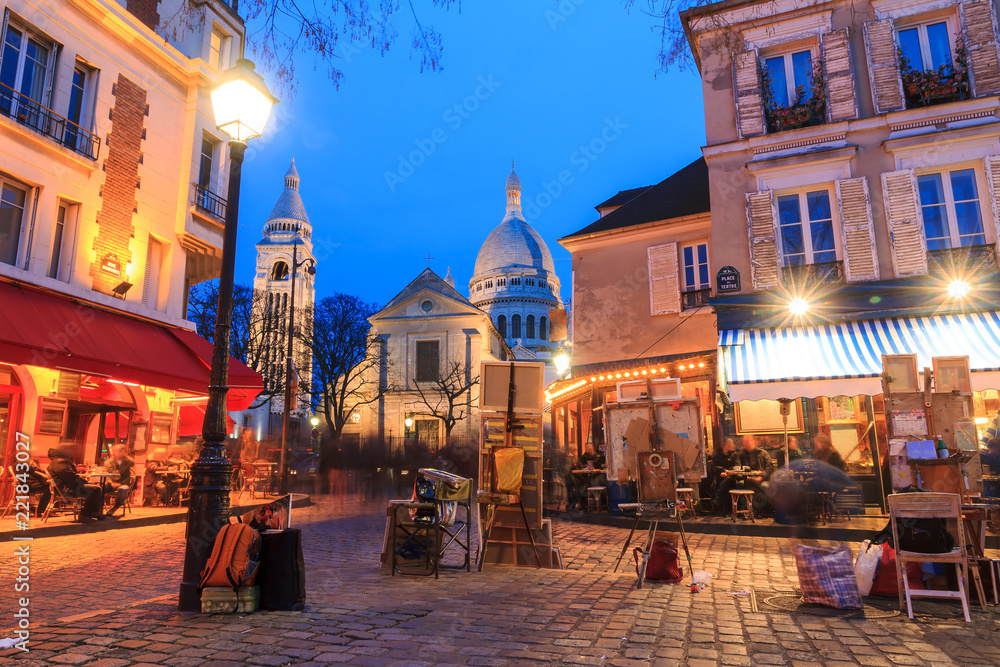 Naklejka premium Piękny wieczór widok na Place du Tertre i Sacre-Coeur w Paryżu, Francja