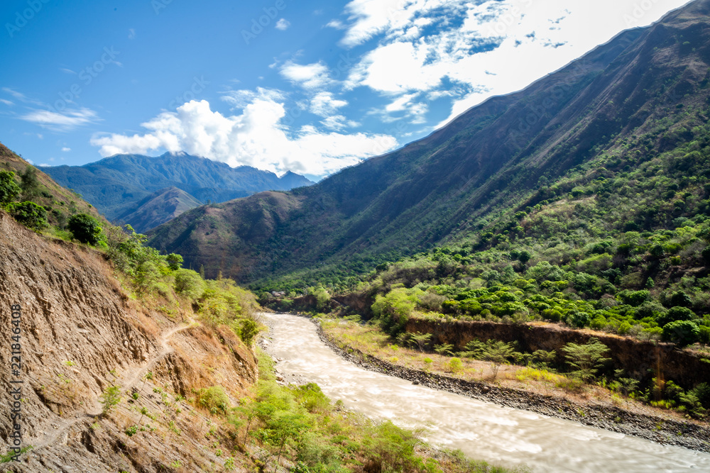 Chemin des Andes au Pérou lors d'une randonnée près du Machu Picchu Chemin des Andes au Pérou lors d'une randonnée près du Machu Picchu