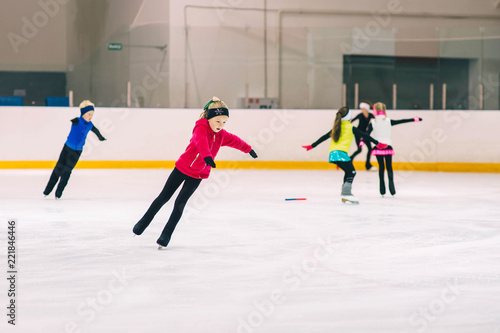 Obraz na plátně Little girl learning to ice skate