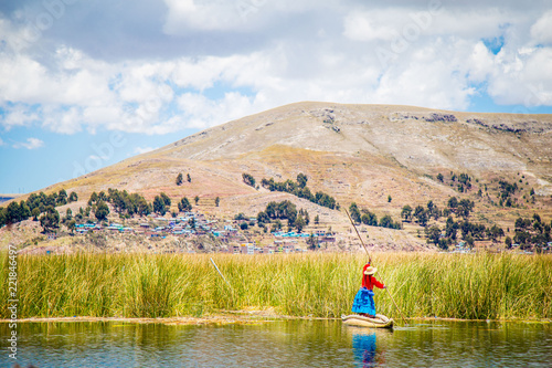 Femme navigant sur Kayak en paille au Lac Titicaca à Puno au Pérou