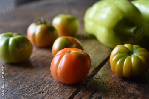 Tomates ecologicos sobre una mesa vintage