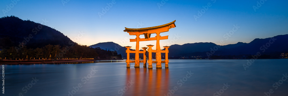 Fototapeta premium Wielka brama sanktuarium Itsukushima w Miyajima, Japonia