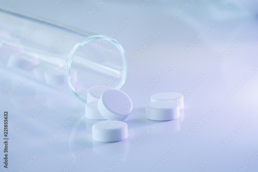 Tabletten mit Glasgefäß im Gegenlicht Tabletten mit Glasgefäß im Gegenlicht