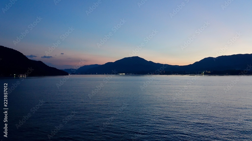 Bootsfahrt im Sonnenuntergang nach Miyjima, Insel der Inlandssee in Japan 