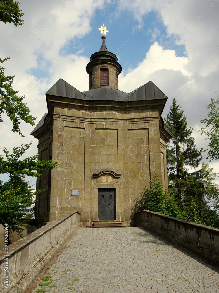 Fototapeta premium Barokowa Kaplica Matki Boskiej Śnieżnej na górze Hvězda, w czeskiej części Gór Stołowych w Broumowskich Ścianach