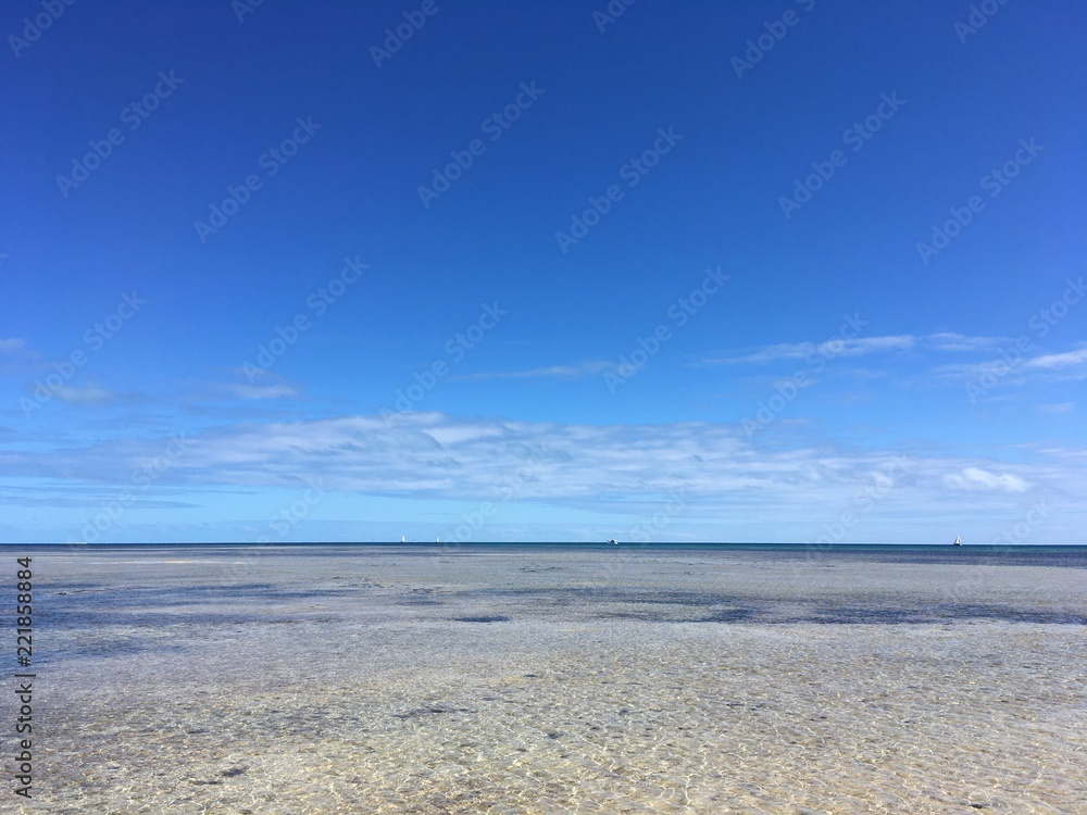 青い空と遠浅のビーチ