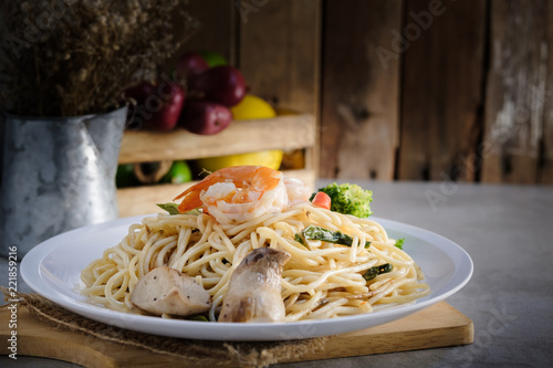 stir fried spaghetti with pranw and mushroom