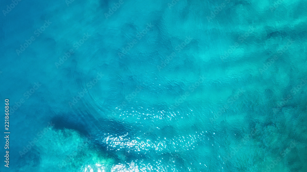 Fototapeta premium Widok z lotu ptaka na morze. Turkusowa woda z powietrza jako tło z powietrza. Naturalny krajobraz w okresie letnim. Seascape z drona