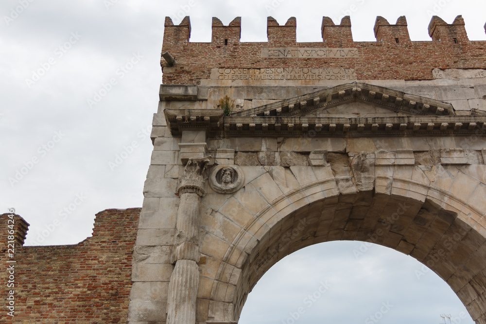 Detailaufnahme vom Augustusbogen in Rimini, Italien