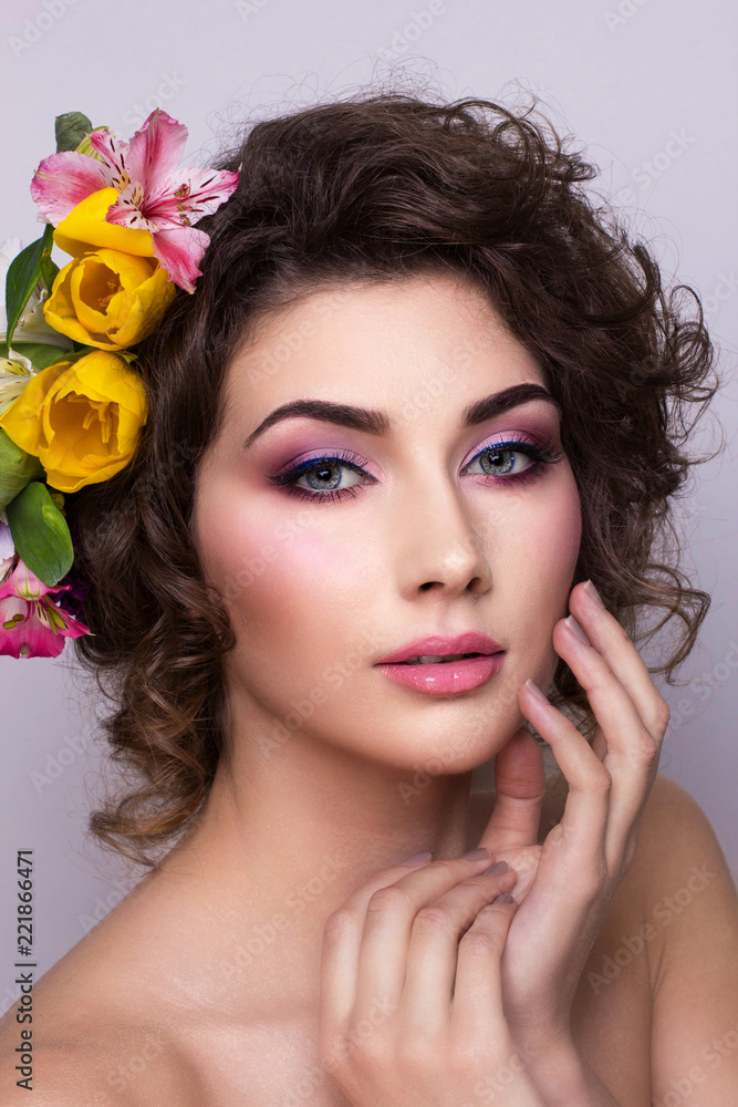 Naklejka premium Beautiful Girl with Spring Flowers. Fresh skin