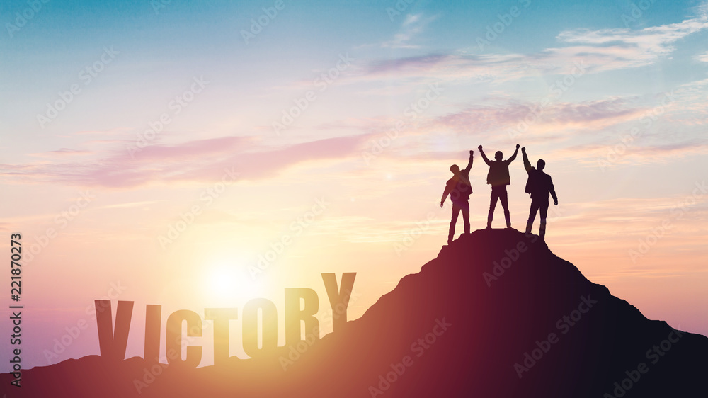 Obraz premium Silhouette of the team on the mountain