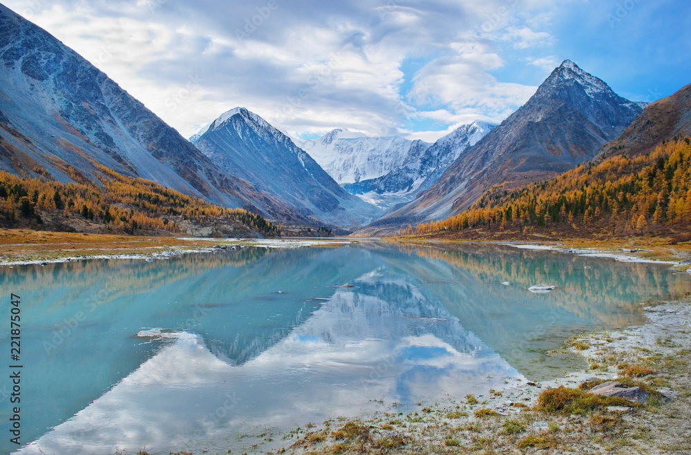 Naklejka premium Mountain lake in which the beautiful sky is reflected.