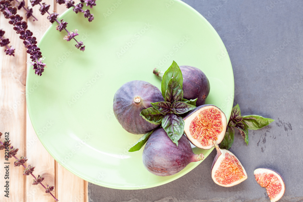 sliced figs with basil
