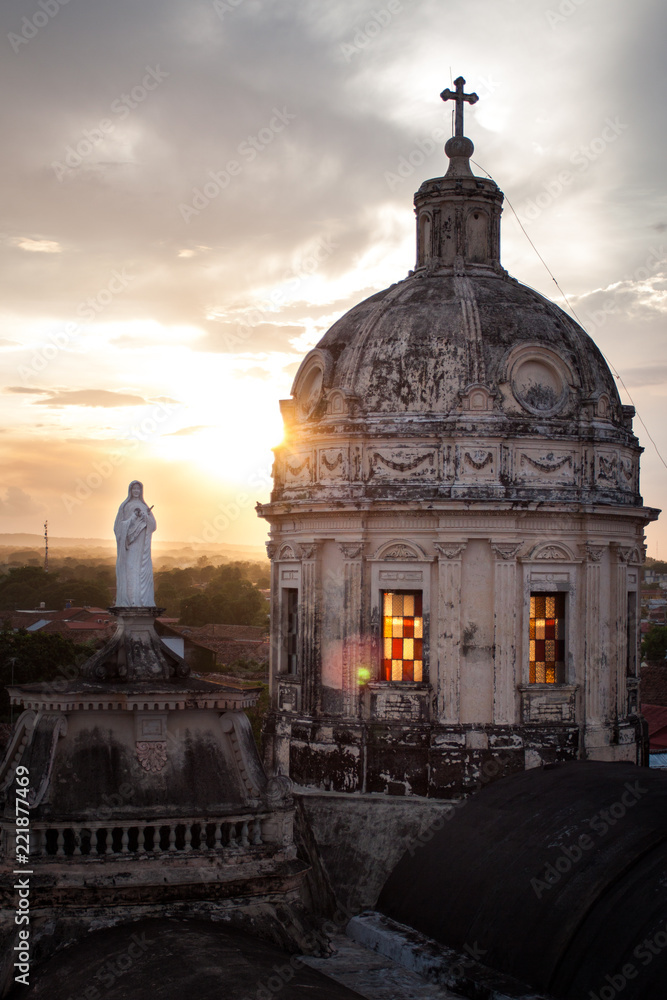 Sonnenuntergang an der Kathedrale Iglesia La Merced von Granada - Nicaragua