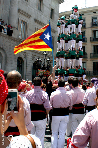 torre de personas Castell en Barcelona y bandera independentista photo