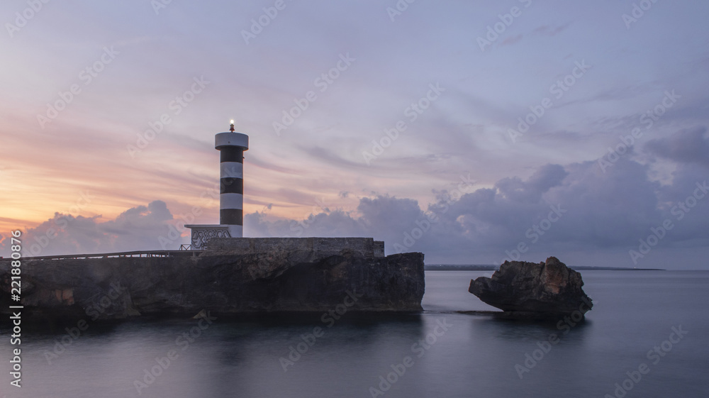 Faro de mar al atardecer, amanecer y noche. horizontal y vertical